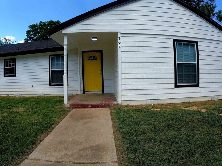 Property Photo: 708 Buffalo St TX 75644