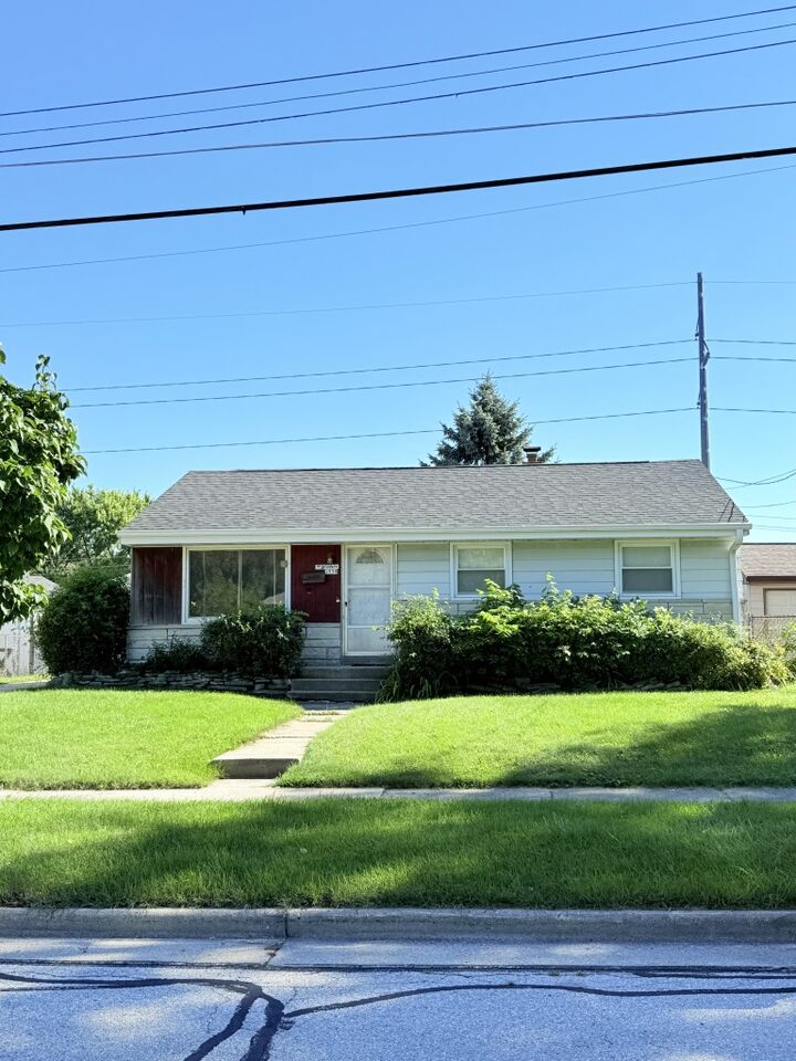 Property Photo: 1539 Birch Dr WI 53188