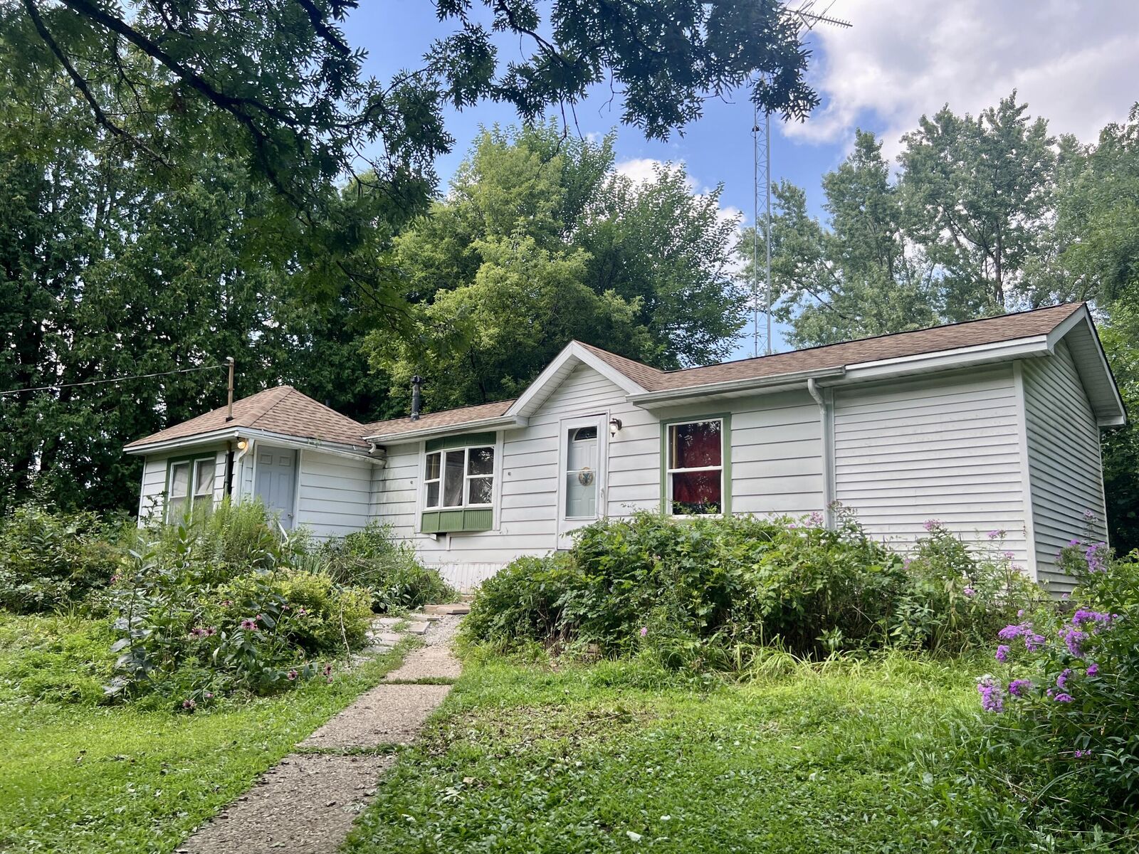 Property Photo: 1095 Spring Valley Rd WI 53105