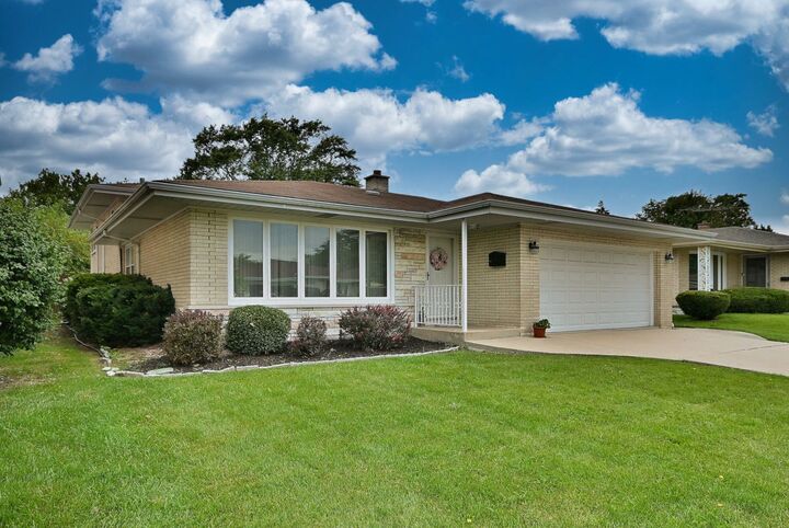 Property Photo: 2634 S Stratford Avenue IL 60154