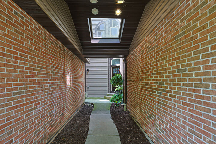 Property Photo: 1008 Arbor Court IL 60056