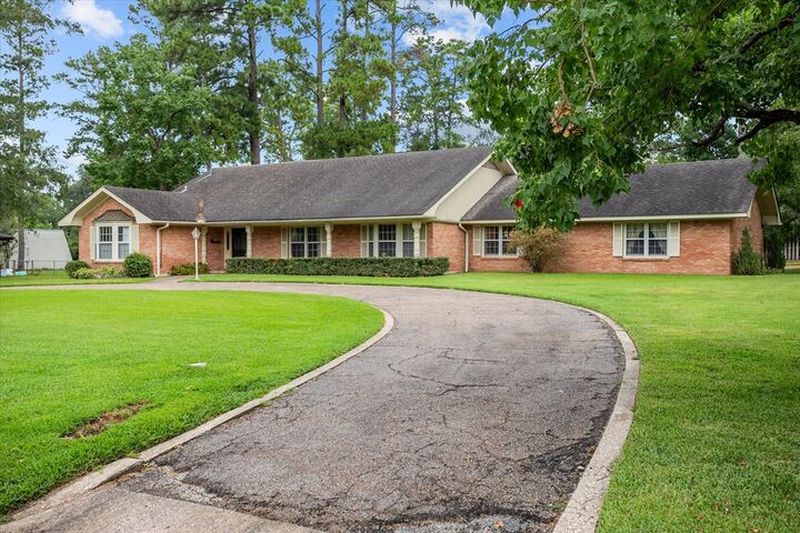 Property Photo: 900 Wildbriar TX 75904