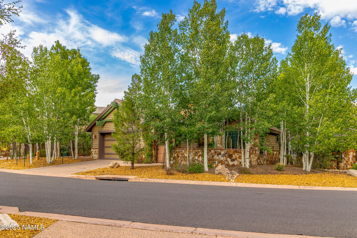Property Photo: 1515 E Castle Hills Drive AZ 86005