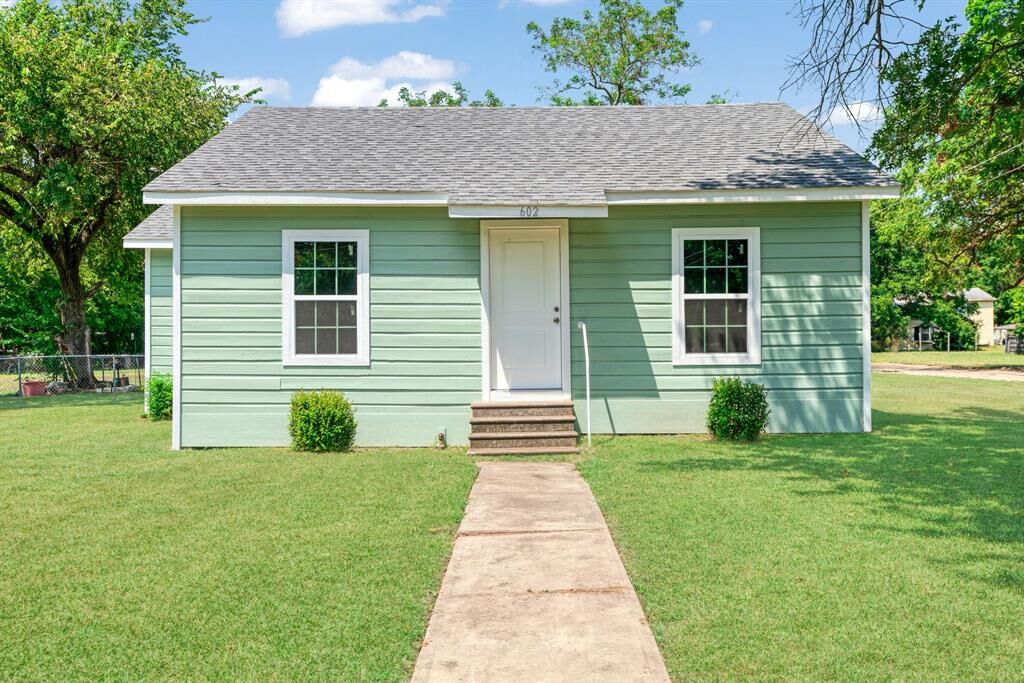 Property Photo:  602 Sunset Street  TX 75477 