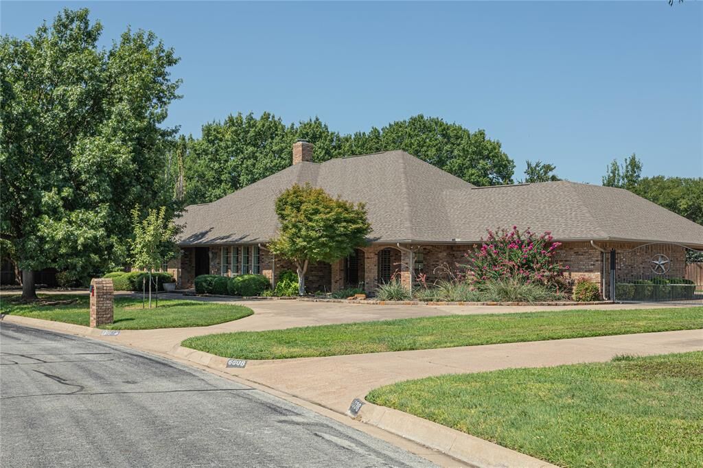 Property Photo: 6812 Riverdale Drive TX 76132