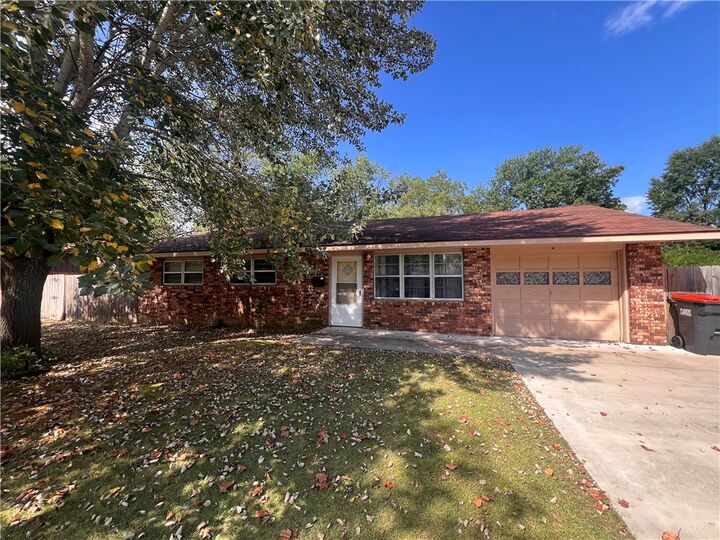 Property Photo: 710 Hinshaw Drive AR 72762