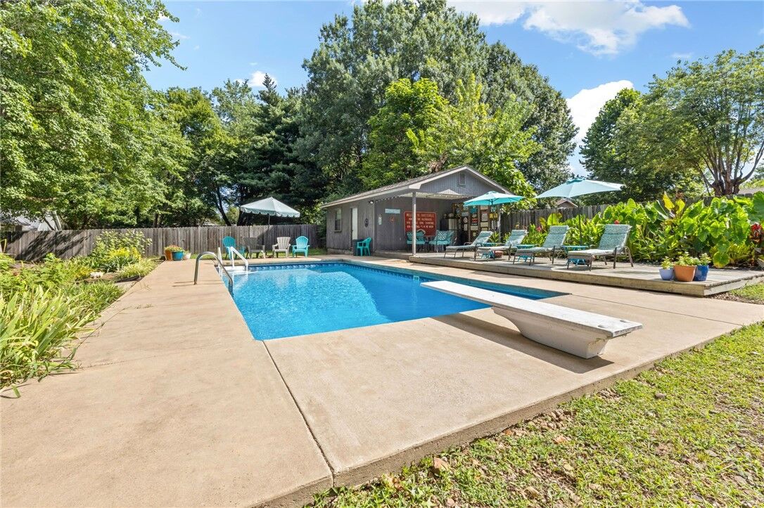 Property Photo: 1161 Huntington Drive AR 72701