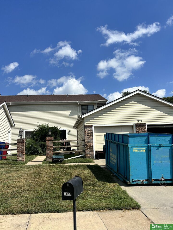 Property Photo: 1011 Willow Avenue NE 68005