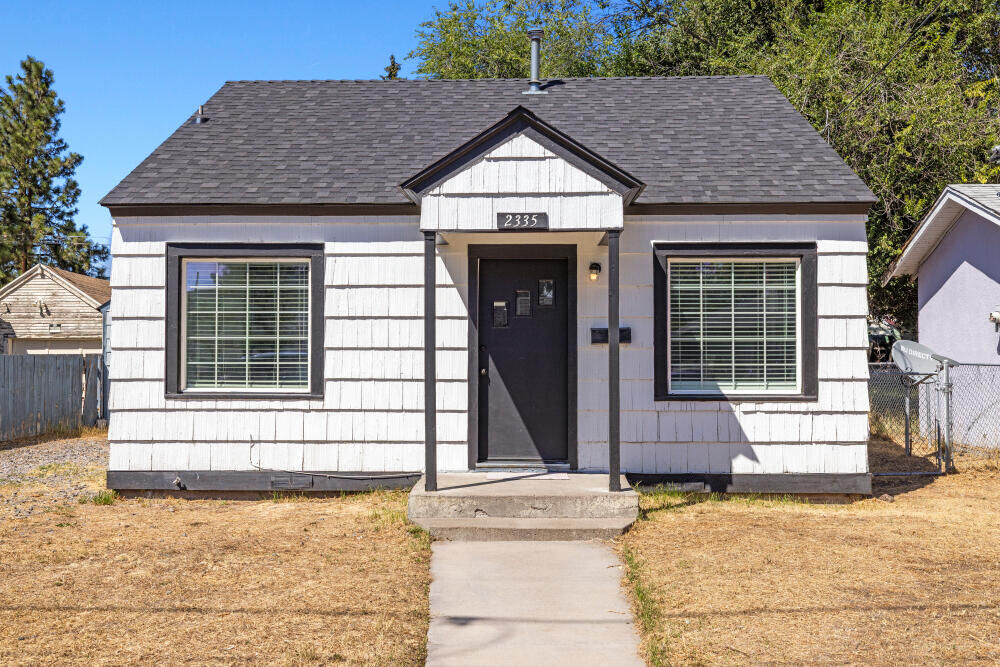 Property Photo: 2335 Darrow Avenue OR 97601