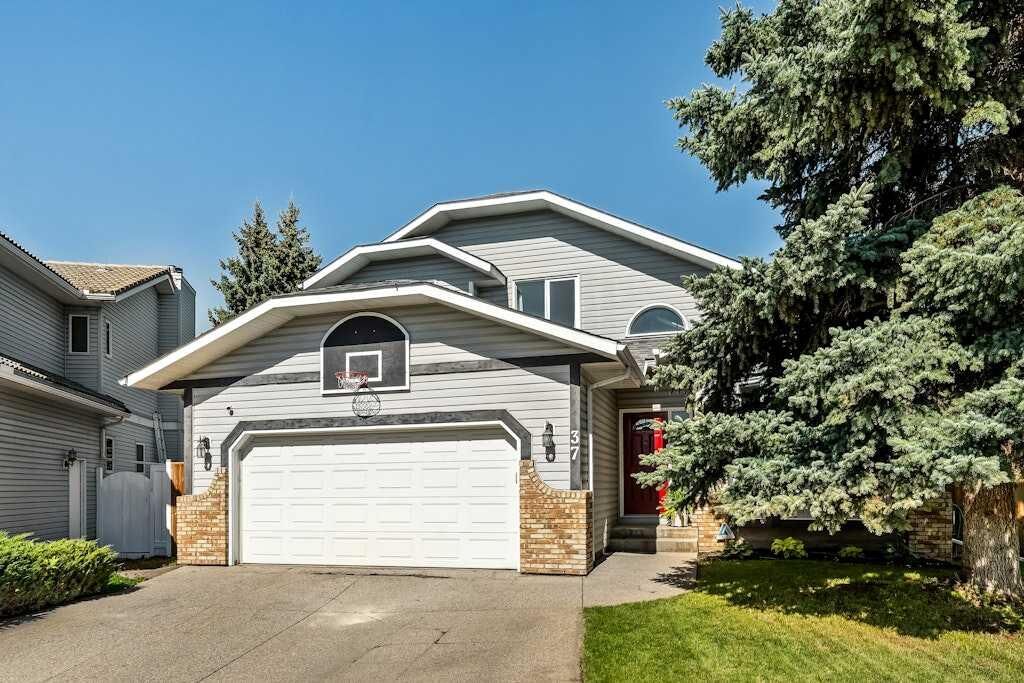 Property Photo: 37 Woodmark Place SW AB T2W 6A2