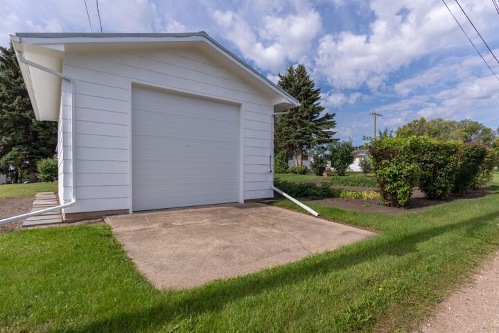 Property Photo: 5232 50 Avenue AB T0B 2C0