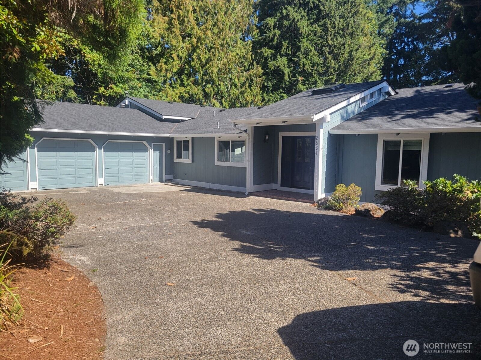 Property Photo:  2534  Wedgewood Court SE  WA 98501 