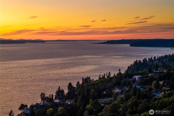 Property Photo: 28601 13th Avenue S WA 98003