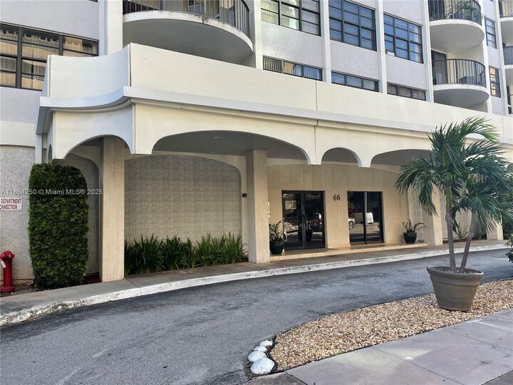 Property Photo: 66 Valencia Ave Ph1c FL 33134
