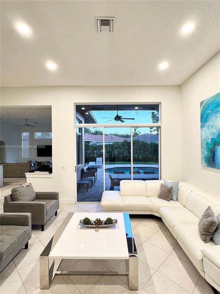 Property Photo: 3806 Oak Ridge Cir 3806 FL 33331