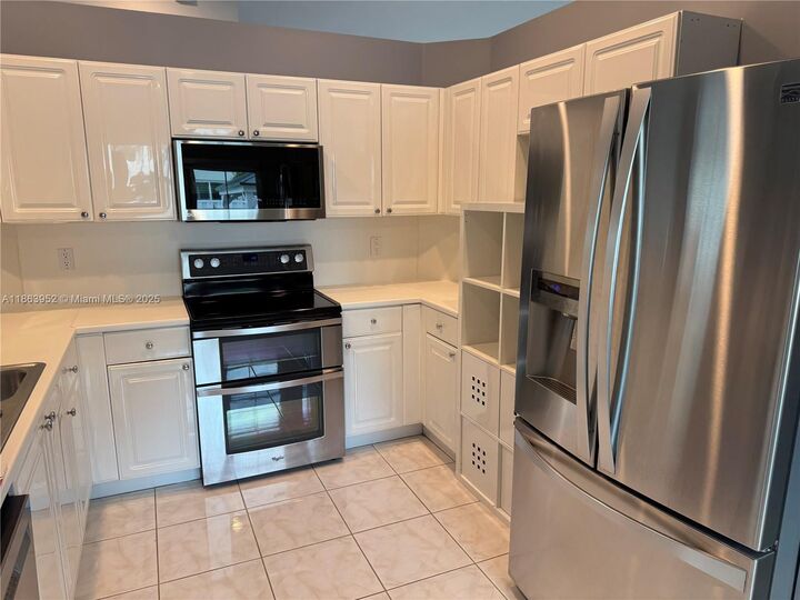 Property Photo: 912 Tanglewood Cir FL 33327
