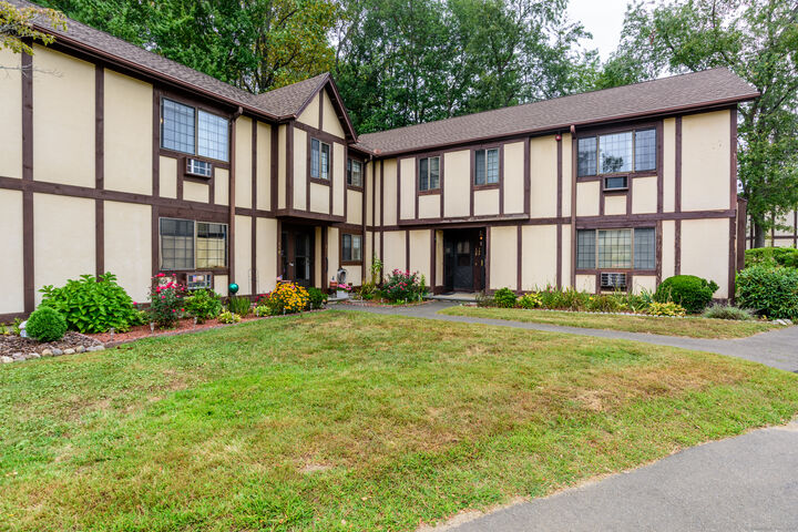Property Photo: 148 Foxwood Close 148 CT 06461