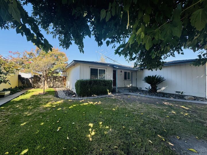 Property Photo:  2537 S Encina Street  CA 93277 