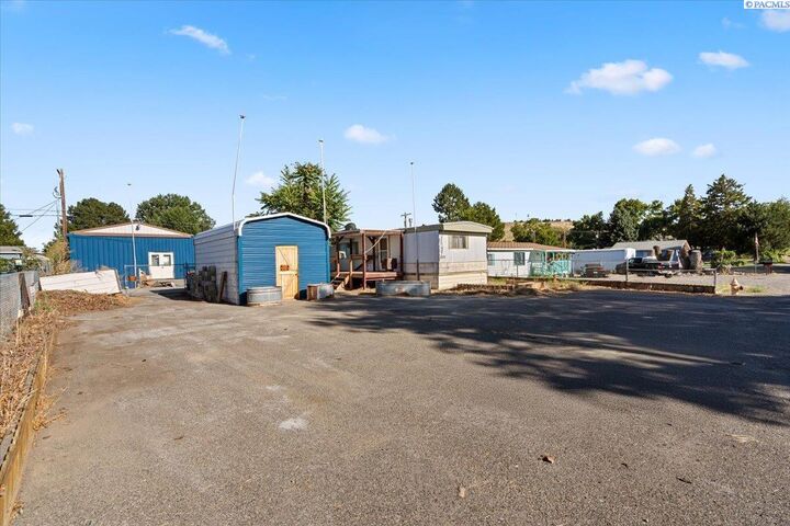 Property Photo: 872 N 60th Ave WA 99353-9735
