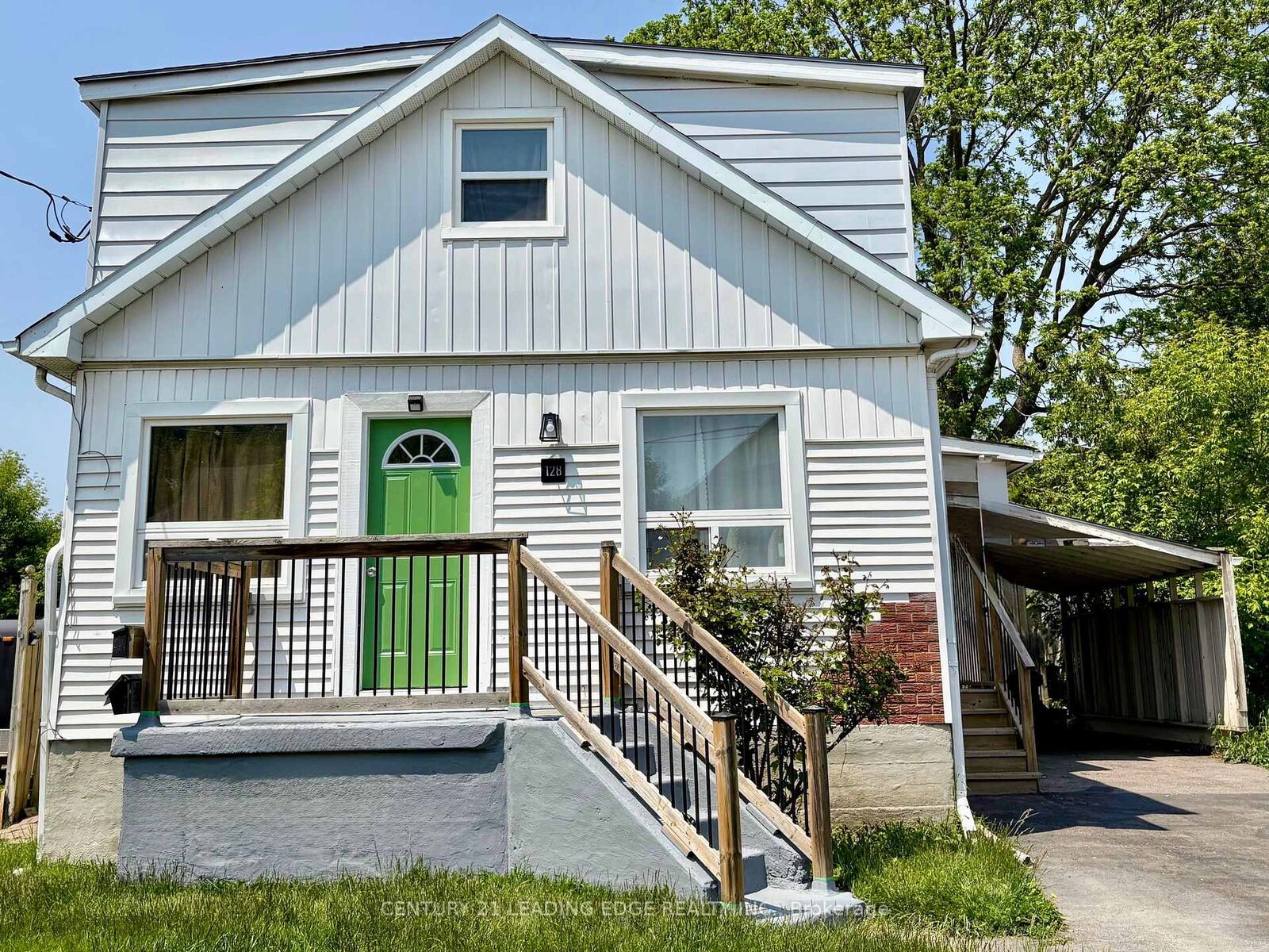 Property Photo:  128 Summer Street Main  ON L1H 2K9 