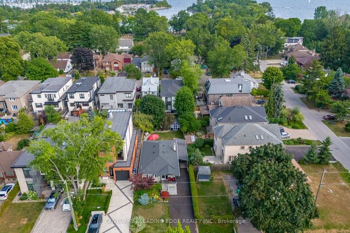 Photo de la propriété:  586 Curzon Avenue  ON L5G 1P9 