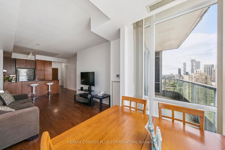 Property Photo:  1 Elm Drive W 2709  ON L5B 4M1 