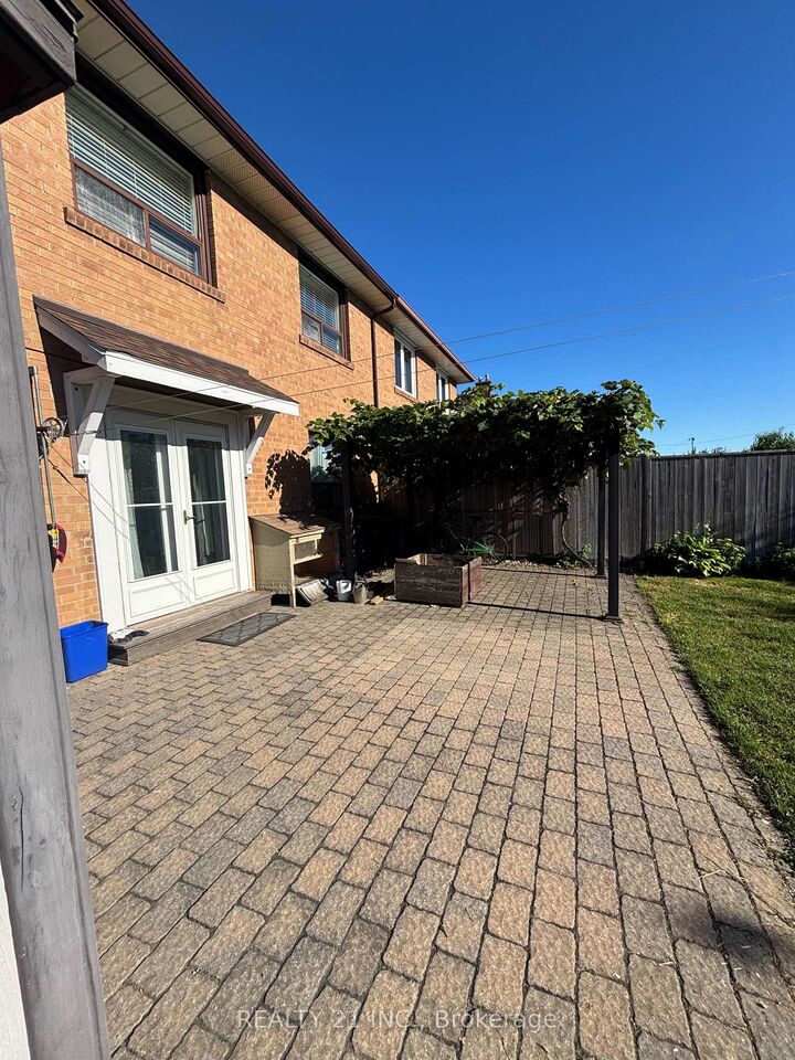 Property Photo:  18 Whitbread Crescent  ON M3L 2A7 