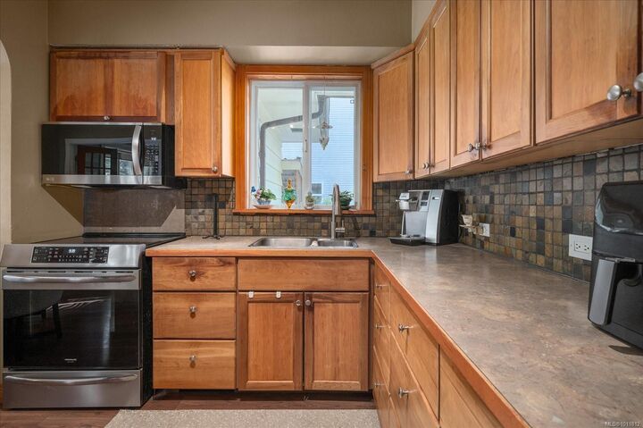 Property Photo: 1813 Northfield Rd BC V9S 3B4