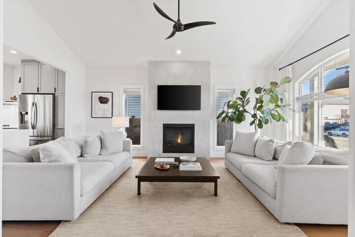 Photo de la propriété:  6819 School Lane  BC V2R 5T1 