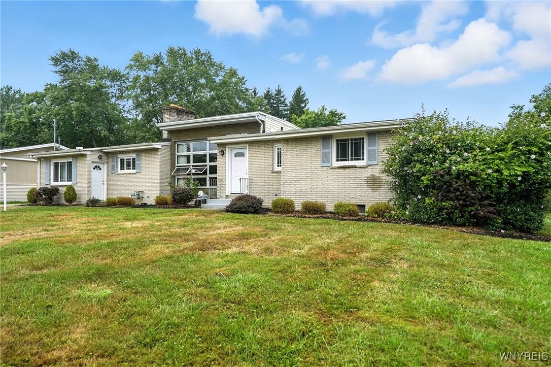 Property Photo: 4990 Meadowbrook Road NY 14221