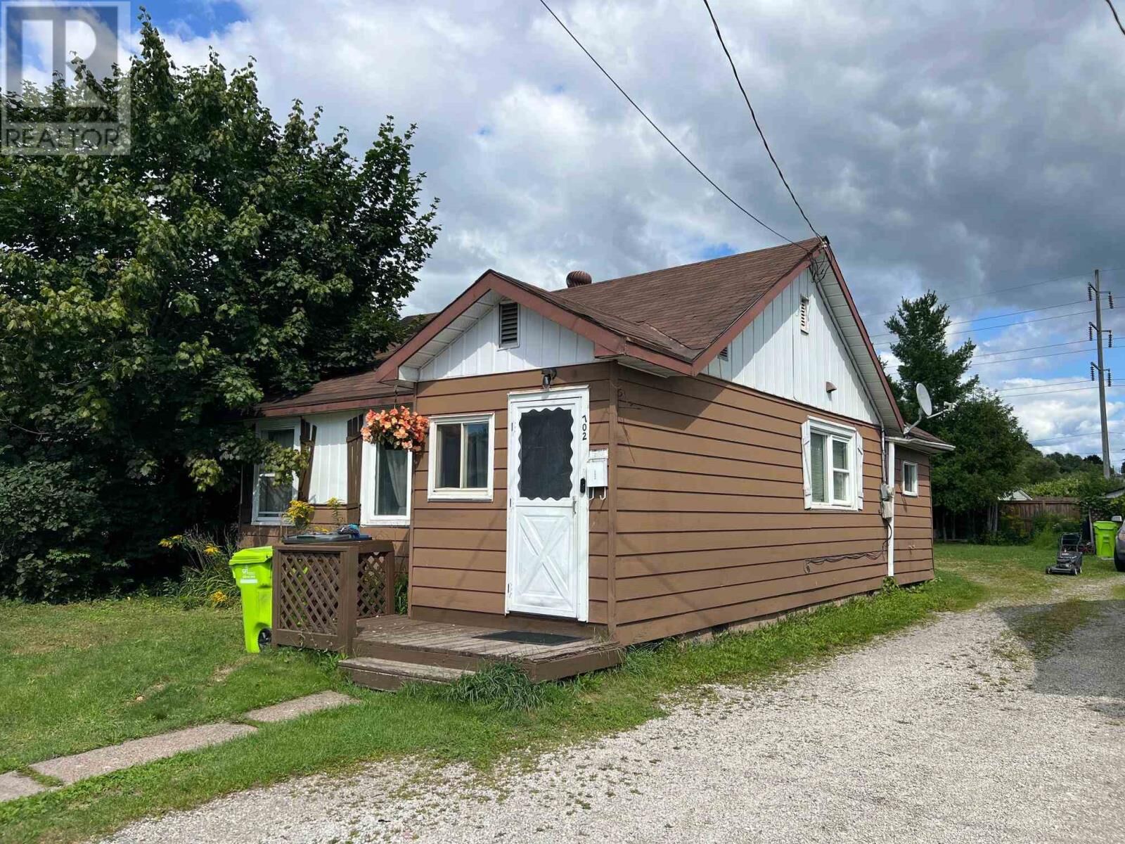 Property Photo: 702 Lennox Ave ON P6C 3P8
