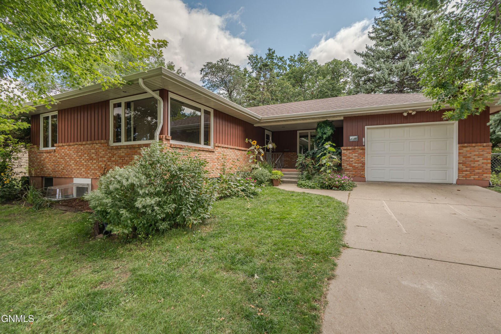 Property Photo:  1325 Meredith Drive  ND 58501 