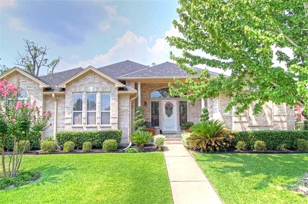 Property Photo: 13642 Lakeside Place Drive TX 77318