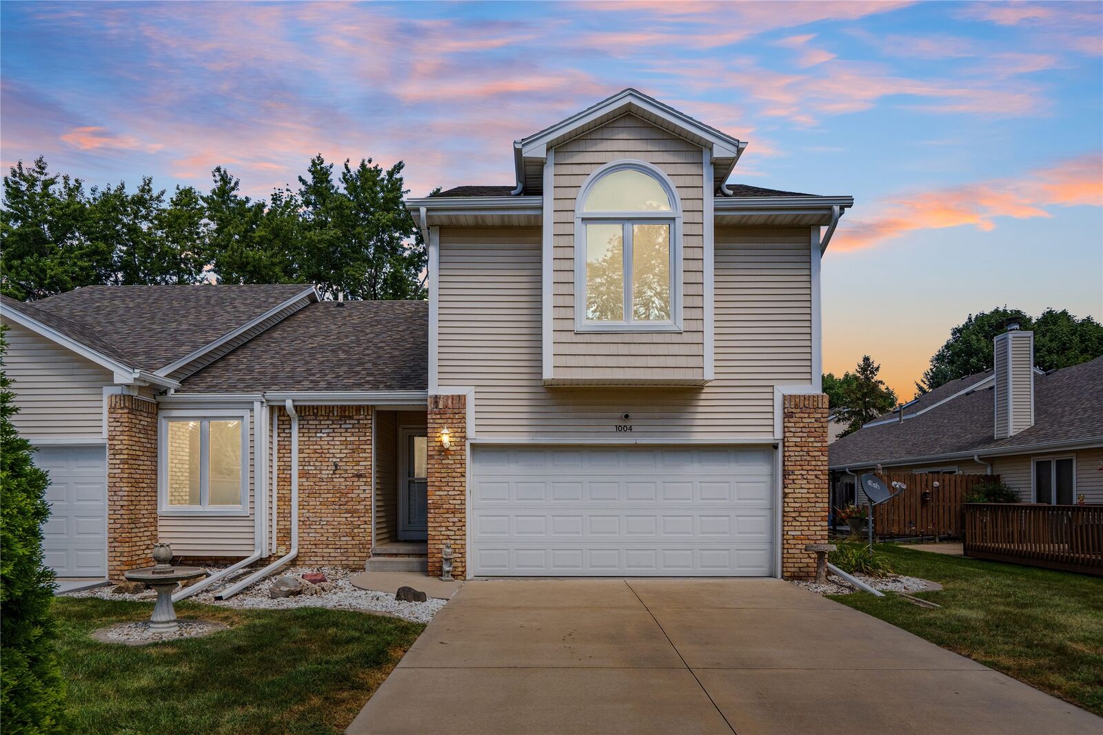 Property Photo: 1004 Bradford Place IA 50266