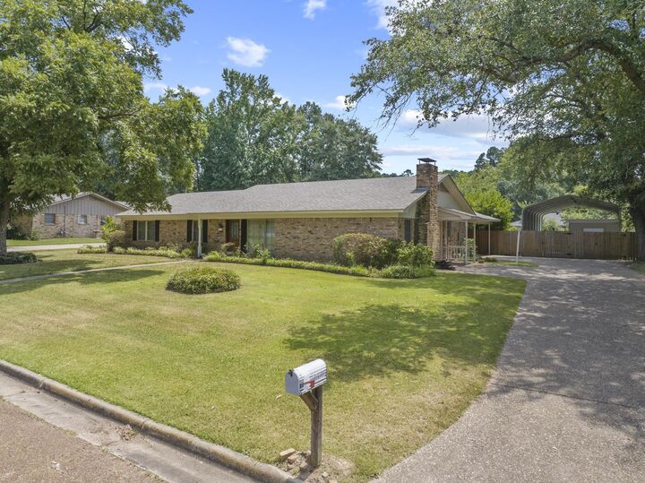 Property Photo: 909 Elizabeth St TX 75644