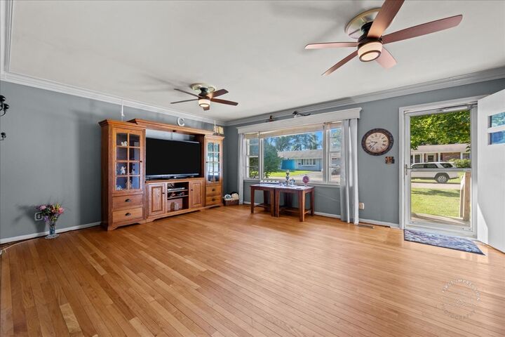Property Photo:  1010 Walnut Street  IL 60174 