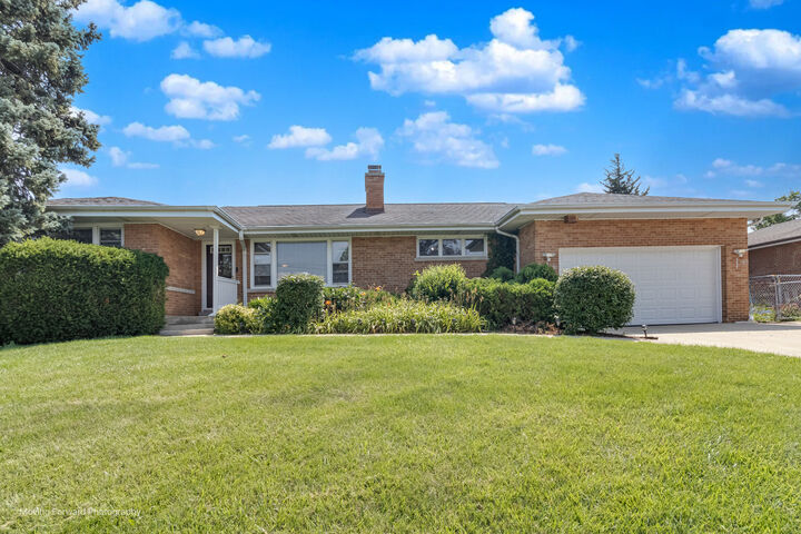 Property Photo: 125 N Oak Leaf Drive IL 60101