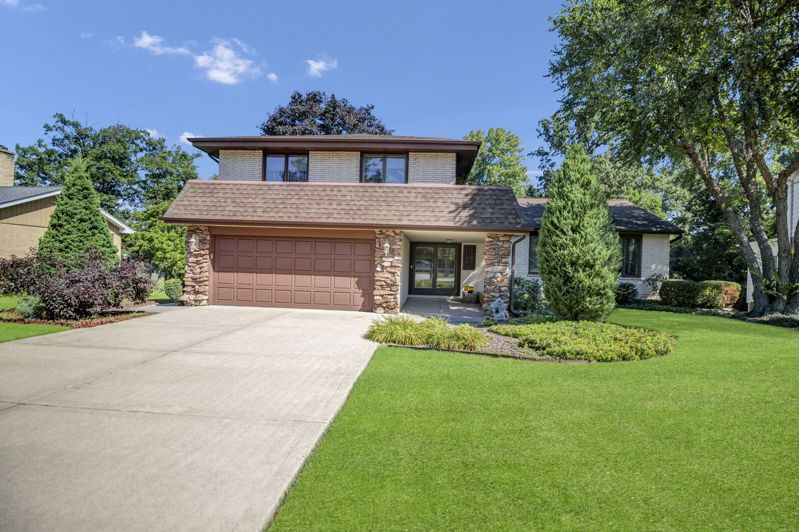 Property Photo:  560 N Forest Drive  IL 60101 