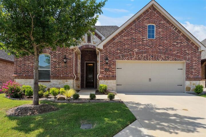 Property Photo: 2104 Ladera Way 2104 TX 76063