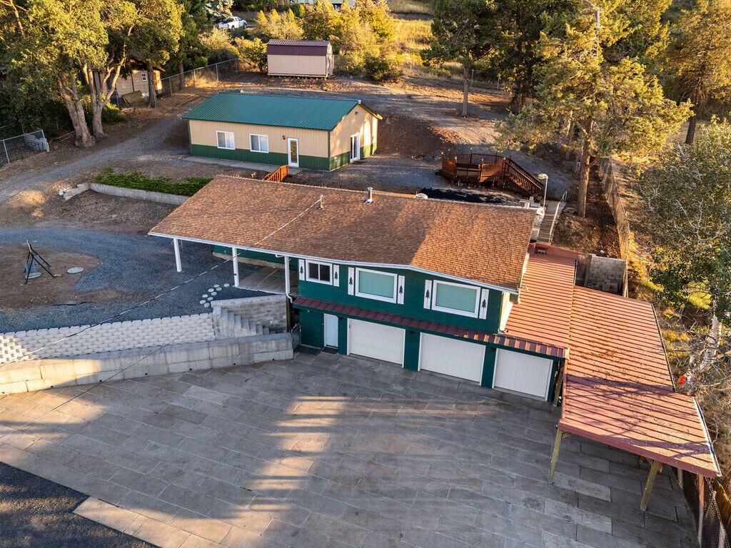Property Photo: 2699 Lakeshore Drive OR 97601