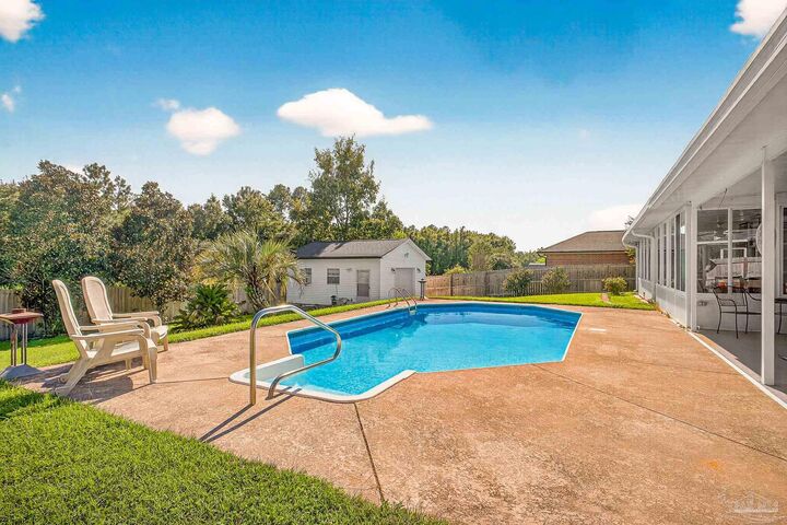 Property Photo: 7041 Woodside Rd FL 32526