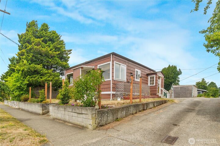 Property Photo: 710 W North St WA 98225
