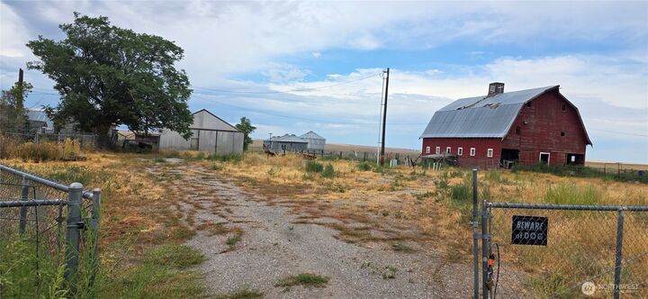 Property Photo:  15841  US 2  WA 98858 