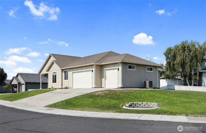 Property Photo:  509 N Bluff  West Drive  WA 98837 
