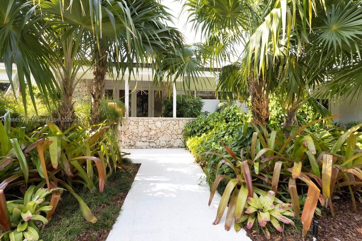 Property Photo: 5780 Las Palmas Dr FL 33156