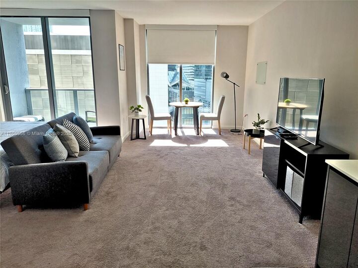 Property Photo: 31 SE 6th St 1405 FL 33131