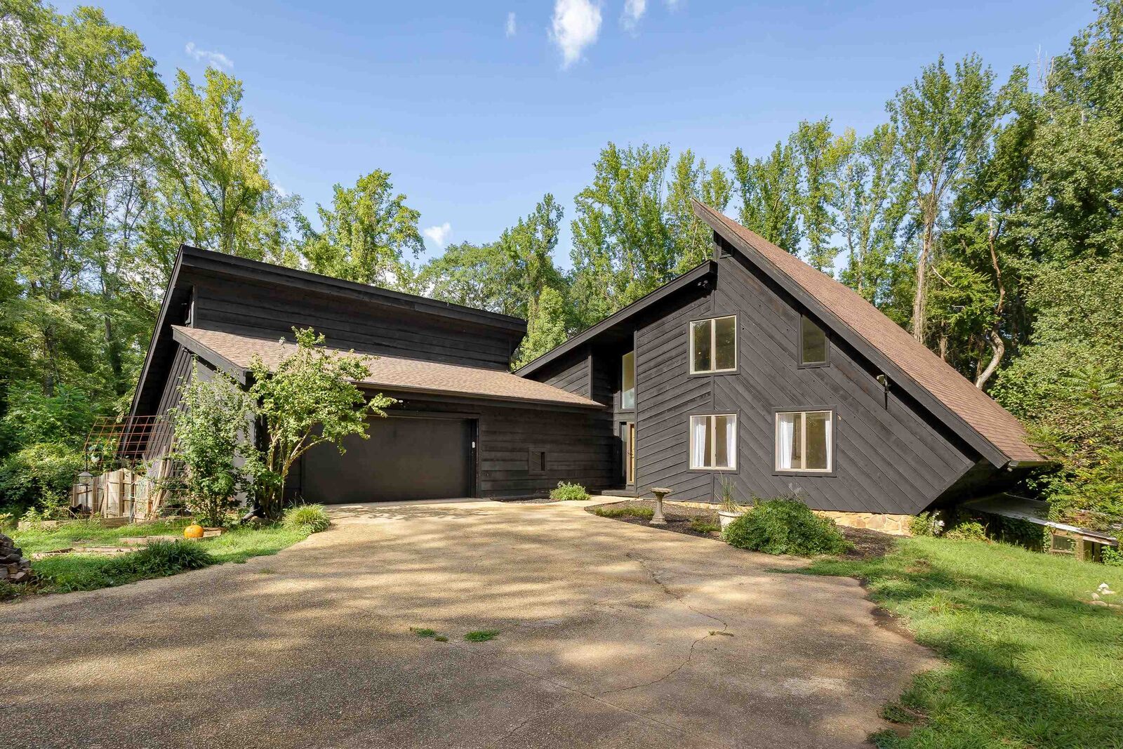 Property Photo:  3072 Bainbridge Rd  AL 35661 - MUSCLE S 