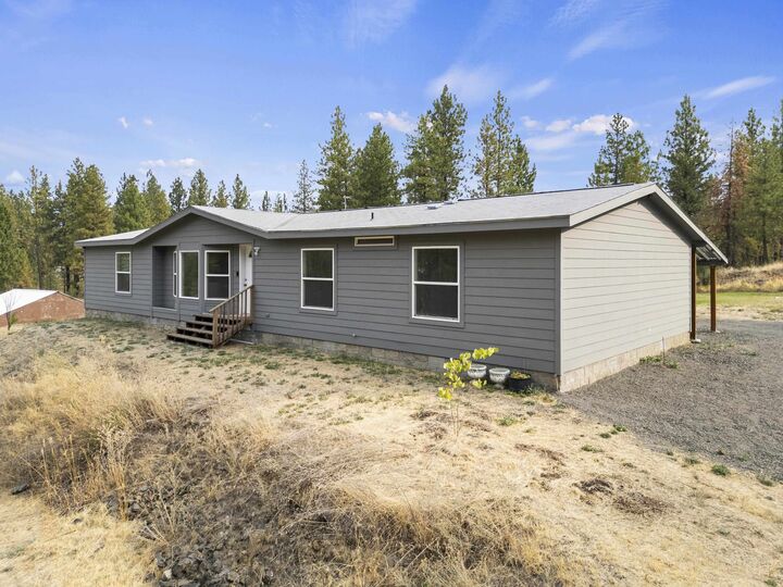 Property Photo: 10812 N Arabian Ln WA 99224