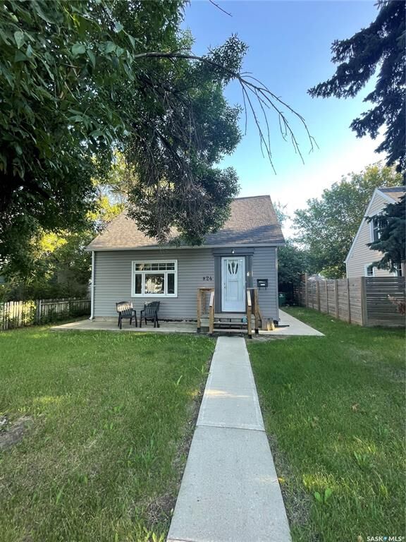 Property Photo: 824 8th Street E SK S7H 0R6