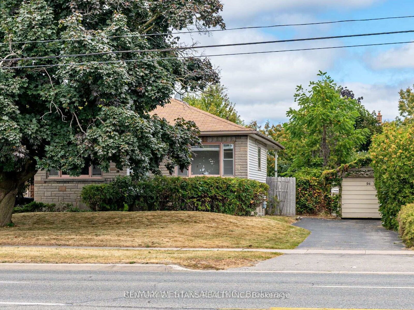 Property Photo: 94 Taunton Road W Upper ON L1G 3T2
